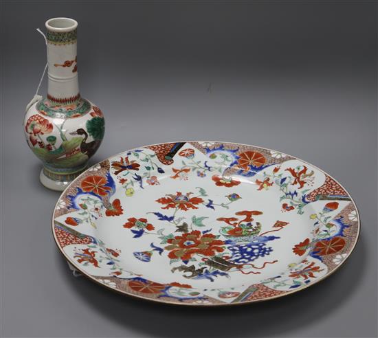 A Chinese Imari pattern large charger and a famille verte bottle vase, Dia 41.5cm